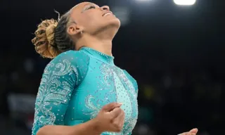 Imagem ilustrativa da imagem Rebeca Andrade conquista medalha de ouro no solo na Olimpíadas de Paris