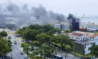 Imagem ilustrativa da imagem Recife: incêndio atinge tanque no Porto do Recife e bombeiros enviam 4 viaturas