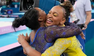 Imagem ilustrativa da imagem Simone Biles rasga elogios a Rebeca Andrade, no TikTok, antes da final do salto