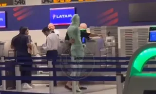 Imagem ilustrativa da imagem VÍDEO | Homem se enrola em plástico e tenta se despachar no Aeroporto de Miami