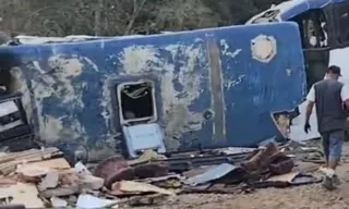 Imagem ilustrativa da imagem VÍDEO | Ônibus fica destruído após ser atingido por trem ao voltar de Guarapari