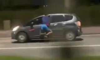 Imagem ilustrativa da imagem VÍDEO | Polícia apura suposto assalto no RJ em que homem ficou pendurado em carro