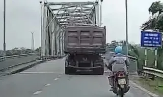 Imagem ilustrativa da imagem VÍDEO | Tufão Yagi derruba ponte, e caminhão despenca em rio no Vietnã