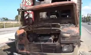 Imagem ilustrativa da imagem Vendedor tem prejuízo de R$ 70 mil com incêndio em caminhão na Praia de Camburi