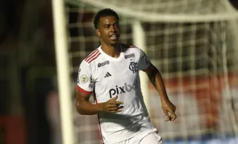 Imagem ilustrativa da imagem Carlinhos tem 'irmão' David Luiz e sintonia com Gabigol como aliados no Flamengo