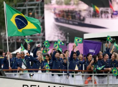 Imagem ilustrativa da imagem Olimpíadas: Em barco exclusivo, delegação leva bandeirinhas do Brasil ao rio Sena