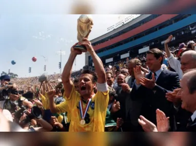 Seleção Brasileira tetracampeã do mundo: Taffarel, Jorginho, Aldair, Mauro Silva, Márcio Santos e Branco (em pé). Mazinho, Romário, Dunga, Bebeto e Zinho (agachados)