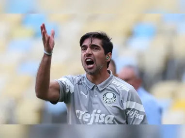 Raphinha comemora após marcar o gol da virada da equipe nos acréscimos da partida contra o Benfica válida pela Liga dos Campeões da UEFA