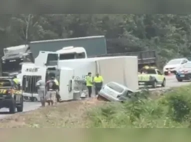 Imagens obtidas pela reportagem da TV Tribuna mostram o coletivo e o carro envolvidos na colisão