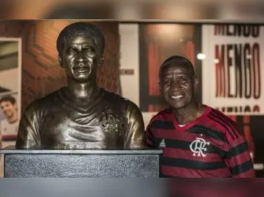 Jogadores do Cruzeiro acompanham os jogos da rodada ainda no aeroporto antes de chegar em Vitória