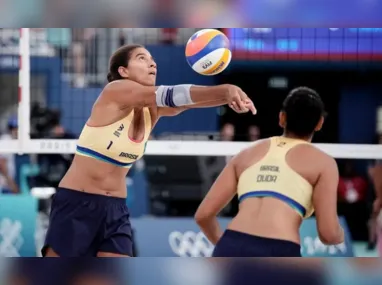 Brasileira Bruna Alexandre, dupla de Giulia Takahashi, em partida contra as sul-coreanas Shin Yubin and Jeon Jihee nas duplas femininas por equipes do tênis de mesa dos Jogos Olímpicos