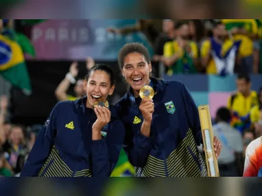 A argelina Imane Khelif, medalhista de ouro, posa durante uma cerimônia de entrega de medalhas para a última luta de boxe feminino até 66 kg nos Jogos Olímpicos de Verão de 2024, em Paris, França, nesta sexta-feira, 09 de agosto de 2024