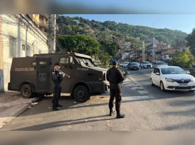 Imagem ilustrativa da imagem Ataque a tiros deixa ao menos quatro jovens mortos no Rio de Janeiro