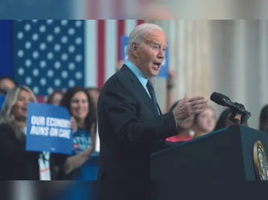 Minutos depois de desistir formalmente da disputa à reeleição, Biden declarou "apoio total" ao nome de Harris como candidata democrata à presidência