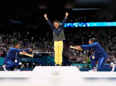 Brasileira Bruna Alexandre, dupla de Giulia Takahashi, em partida contra as sul-coreanas Shin Yubin and Jeon Jihee nas duplas femininas por equipes do tênis de mesa dos Jogos Olímpicos