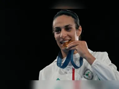 Jogadoras dos Estados Unidos comemora vitória sobre 1 a 0 sobre o Brasil e a conquista da medalha de ouro em partida do futebol feminino disputada no Parc des Princes, em Paris, na França, durante os Jogos Olímpicos de Verão, neste sábado, 10 de agosto de 2024