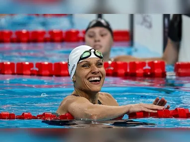 Mari Gesteira, com a medalha conquistada na prova dos 100 metros costa (S9), e o técnico Leonardo Miglinas