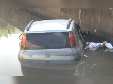 Imagem ilustrativa da imagem Carro cai dentro de valão em Vila Velha