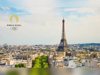 Fumaça com as cores da bandeira da França decoram ponte sobre o Rio Sena, em Paris, durante a cerimônia de abertura dos Jogos Olímpicos de 2024, na França
