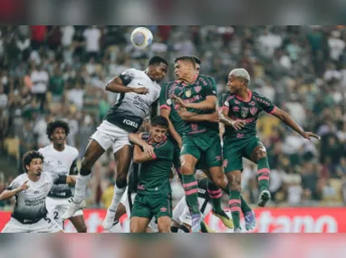 Estado do gramado da Arena do Grêmio na época das enchentes