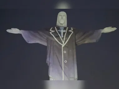 Imagem ilustrativa da imagem Cristo Redentor é 'vestido' de Silvio Santos em homenagem