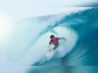 O surfista brasileiro Gabriel Medina durante bateria contra o japonês Kanoa Igarashi pelas oitavas de final do surfe masculino nos Jogos Olímpicos de Paris 2024, em Teahupo'o, na ilha do Tahiti, na Polinésia Francesa, nesta segunda-feira, 29 de julho de 2024.