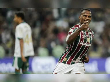 Imagem ilustrativa da imagem Fábio defende dois pênaltis, Fluminense supera o Grêmio e avança na Libertadores