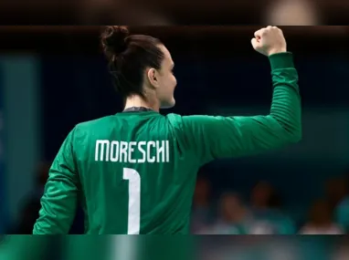 Imagem ilustrativa da imagem Gabi garante no gol e Brasil estreia com triunfo no handebol feminino em Paris