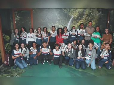 A nutricionista Sandra Aoki, do Centro Educacional Leonardo da Vinci, oferece frutas para os alunos