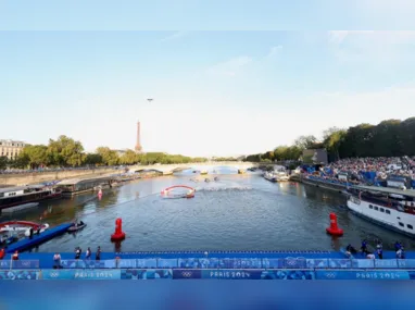 Ginastas brasileiras após apresentação em Paris