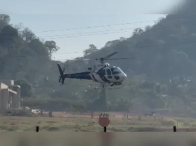 Carro ficou tombado na pista e vítimas precisaram ser socorridas