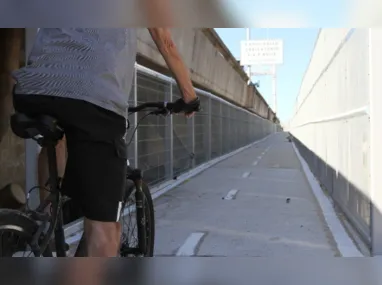 Imagem ilustrativa da imagem Carro bate em barreira da Terceira Ponte e derruba poste na Ciclovia da Vida