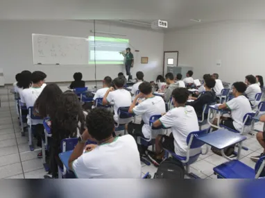 Coletivo ainda derrubou um poste e o portão do local