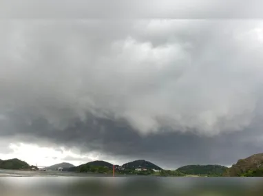 Moradores de protegem da chuva: Instituto Nacional de Meteorologia emitiu dois alertas para o Estado