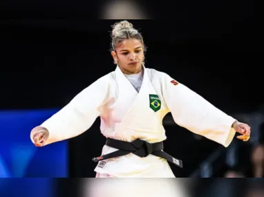 Rafaela Silva venceu sua luta de estreia em Paris