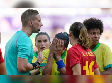 Imagem ilustrativa da imagem Marta é expulsa, Brasil perde da Espanha e 'seca' rivais para avançar no futebol