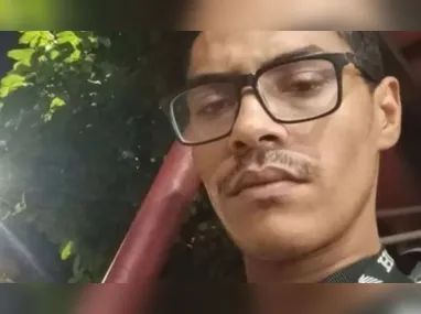 Vítimas de assalto precisaram fazer buraco na parede para sair. Esdras (destaque) foi preso por envolvimento no caso