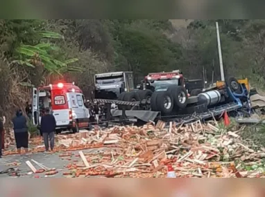 Imagem ilustrativa da imagem Motorista morre após caminhão tombar em rodovia no ES