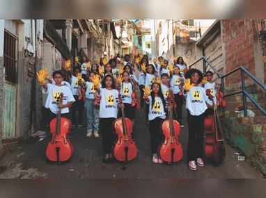 O cantor Leoziinho entre Scarlet  Paz e Alline Pires, musas da Novo Império:  preparados para a festa na quadra da escola