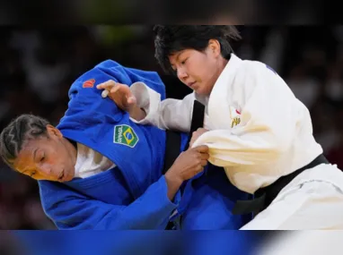 Beatriz Soares comemorou após vencer a norte-americana Jajaira Gonzalez na luta preliminar de boxe feminino até 60kg