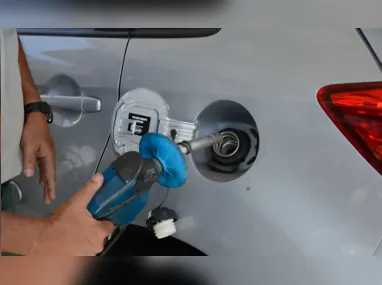 Imagem ilustrativa da imagem Preço da gasolina chega perto de R$ 6 por litro após reajuste da Petrobras