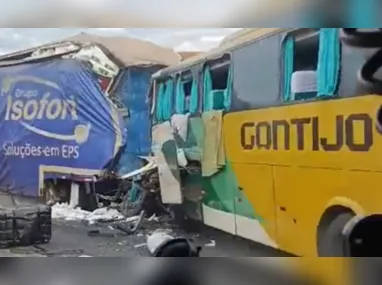 Imagem ilustrativa da imagem Quatro pessoas morrem e 32 ficam feridas após batida entre carreta e ônibus em MG