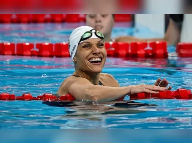 Mari Gesteira, com a medalha conquistada na prova dos 100 metros costa (S9), e o técnico Leonardo Miglinas