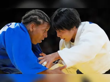 Rafaela Silva (azul) e a japonesa Haruka Funakubo (branco) competiram pela medalha de bronze feminina até 57 kg no judô