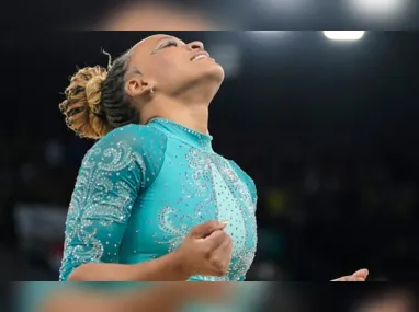 As medalhistas de prata e bronze, Simone Biles e Jordan Chiles, ambas dos Estados Unidos, fizeram uma reverência à medalhista de ouro Rebeca Andrade