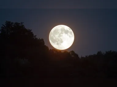 Interessados podem olhar diretamente para a Lua, sem preocupações