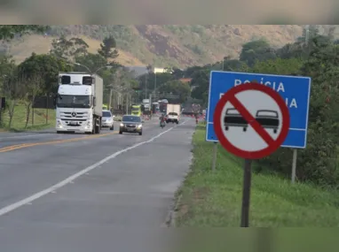 Com o impacto, o motociclista acabou caindo no vidro dianteiro do carro