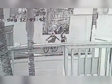 Imagem ilustrativa da imagem VÍDEO | Ciclista importuna jovem em rua de Vila Velha e foge