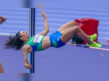 Imagem ilustrativa da imagem Valdiléia Martins vai à final do salto em altura, mas sofre entorse no tornozelo