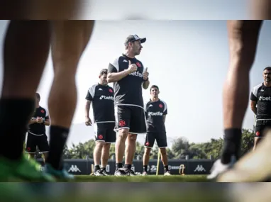 Jogadores do Cruzeiro tentam cabecear a bola, mas goleiro do Fortaleza, João Ricardo, joga para fora da área